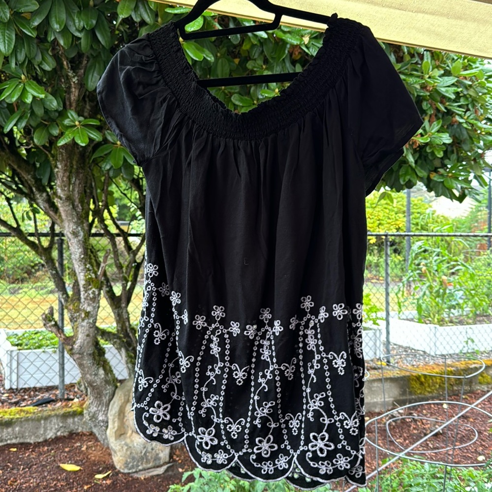 Old Navy Women’s Blouse. Elastic Neckline and Eyelet Detail. Size Large.